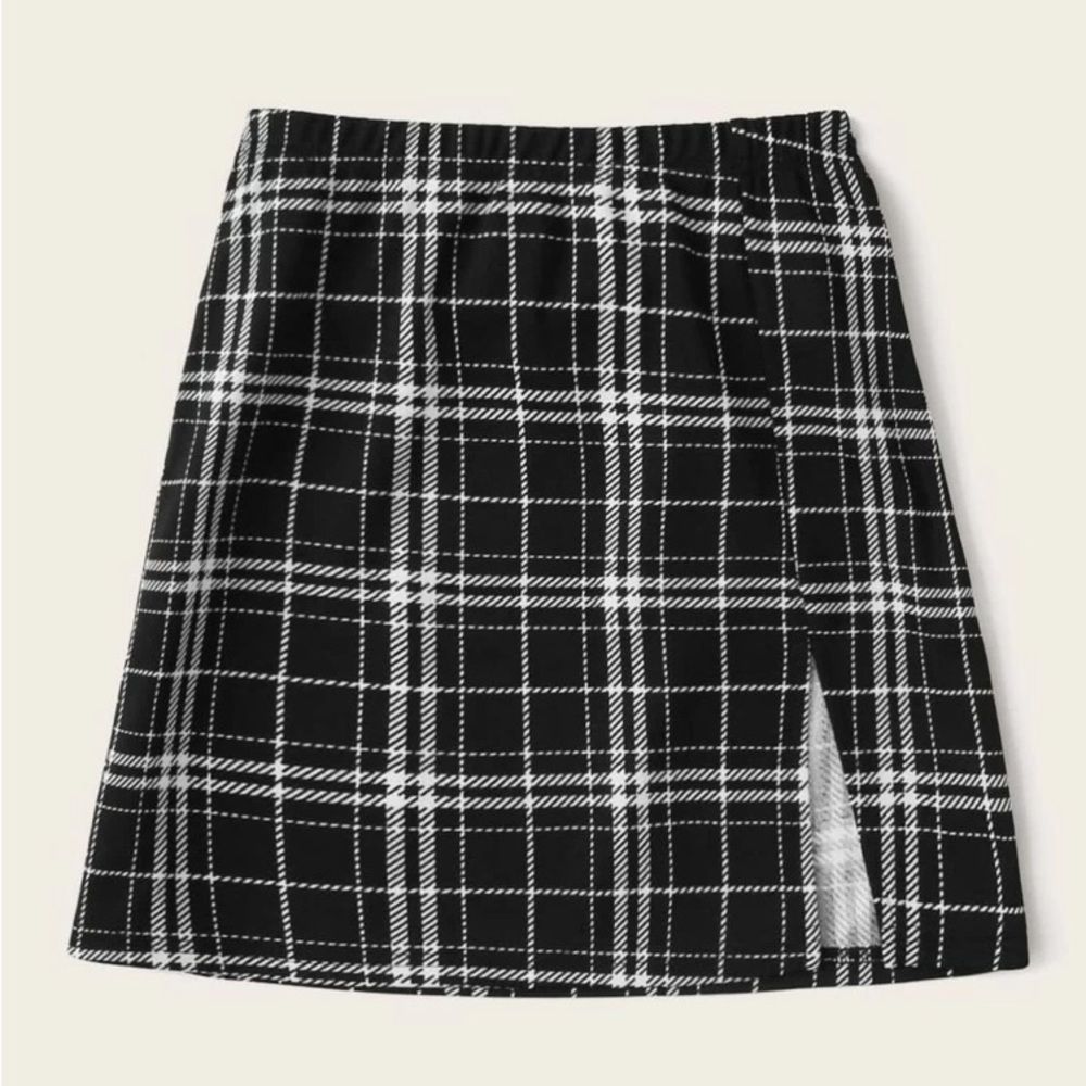 Romwe black & white split hem plaid mini skirt